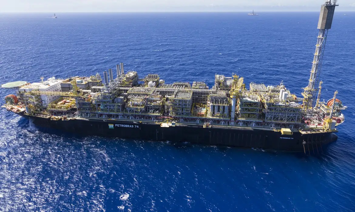 Plataformas de Petróleo da Petrobras podem ser usadas como bases móveis de defesa e abastecimento de navios da Marinha?